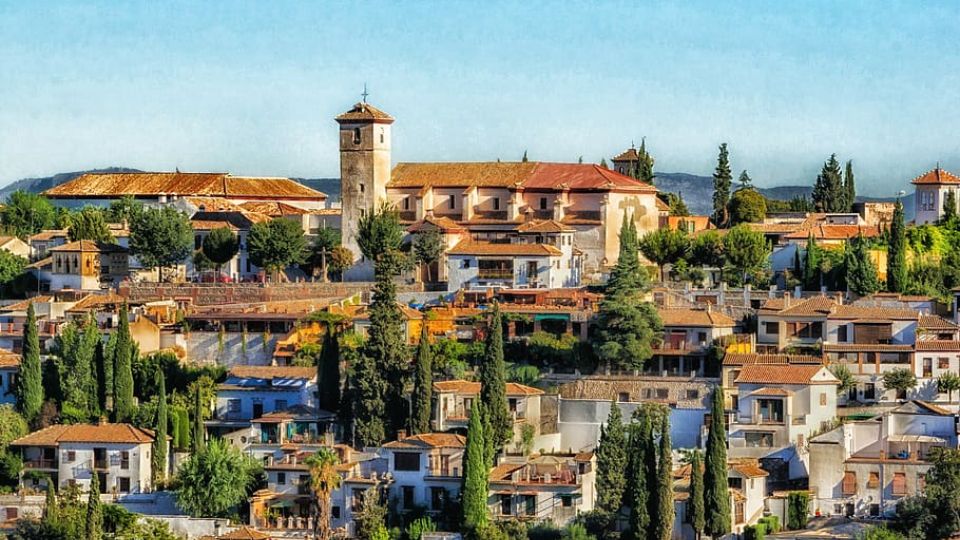 Aprovecha el verano en Granada. Vistas del barrio del Albaicín en época veraniega. 