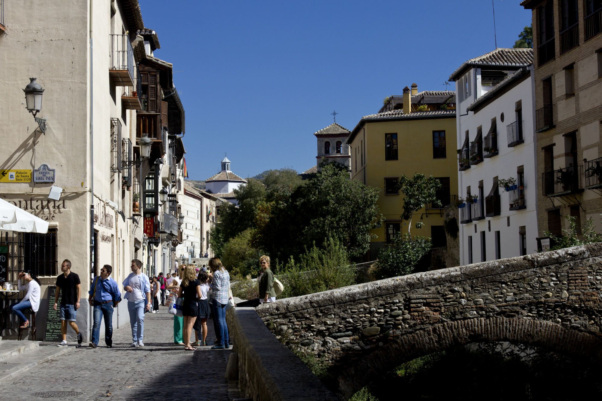 Una ruta por el barrio del Albaicín, un plan idílico para cualquier epoca del año. 