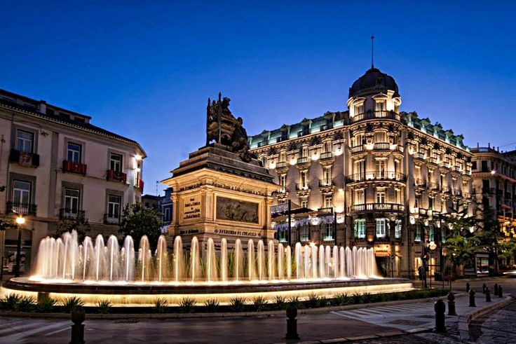 Al caer la noche, fuentes y calles se iluminan, creando un ambiente único. 