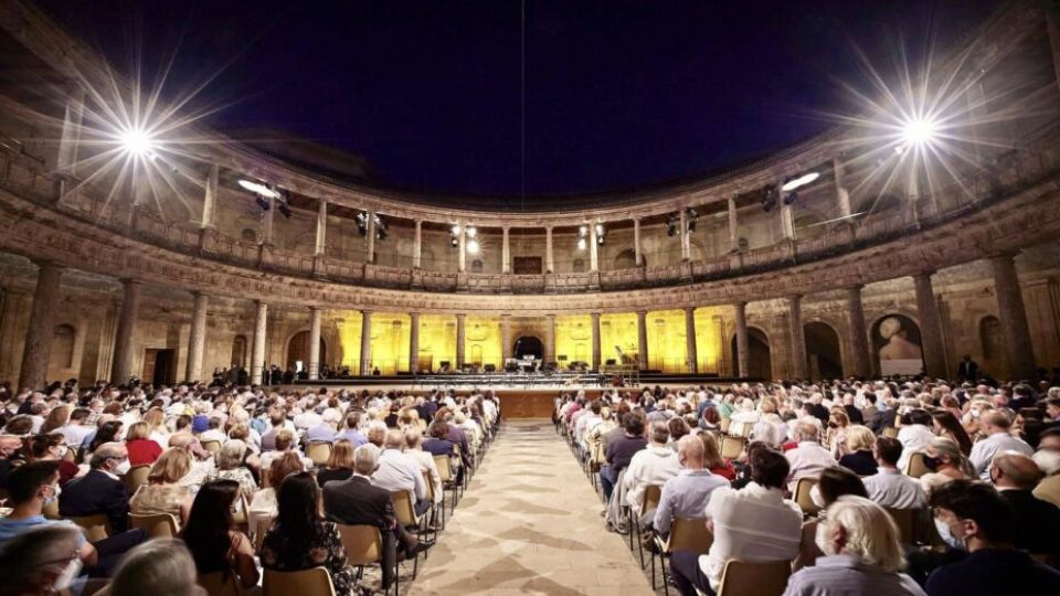 Dentro del Palacio de Carlos V, podrás disfrutar de algunas puestas en escena increíbles. 