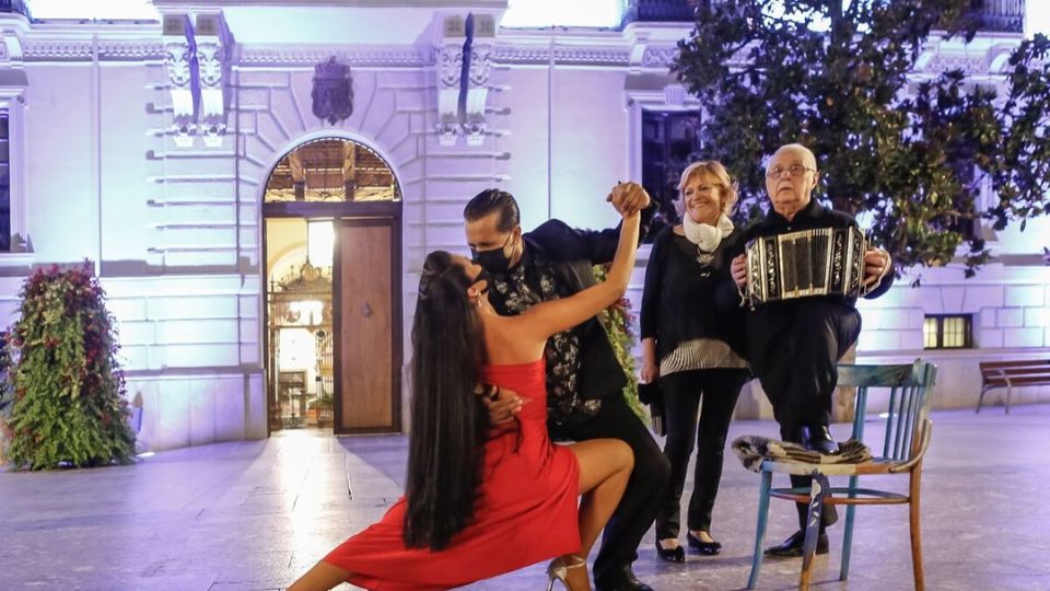Vive la pasión del Tango en las calles de Granada. 