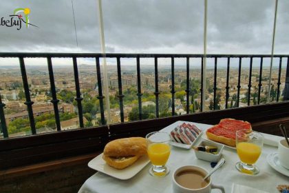 Los desayunos con vistas en la terraza/mirador del hotel Arabeluj son un gran atractivo