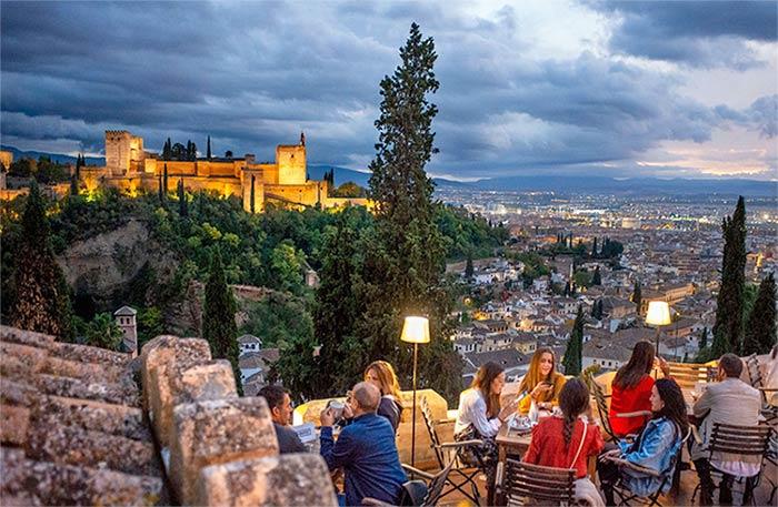 ¿Qué hacer en Granada en abril? Guía completa con planes, eventos y lugares imprescindibles 14 ¿Qué hacer en Granada en abril? Guía completa con planes, eventos y lugares imprescindibles 13