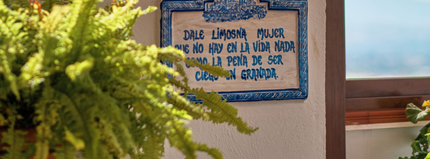 Mayo en Granada: cuando la ciudad florece y los geranios toman el balcón 4 cartel09