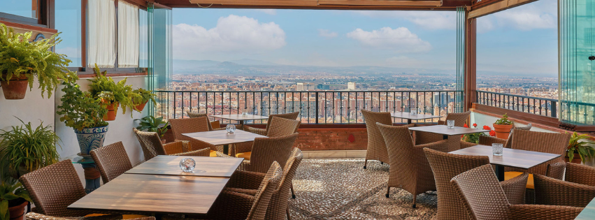 Mayo en Granada: cuando la ciudad florece y los geranios toman el balcón 9 terraza_arabelujj